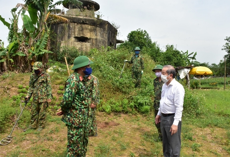 Speeding up the clearance of bomb and mine, returning ground to Hue monuments