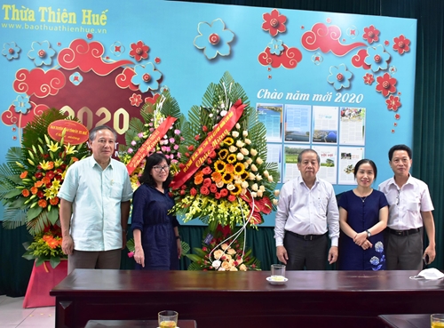 Chủ tịch UBND tỉnh Phan Ngọc Thọ tặng hoa chúc mừng Hội Nhà báo tỉnh