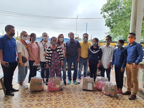 Hàng trăm suất quà đến với người nghèo ở thành phố Huế và huyện Phú Lộc