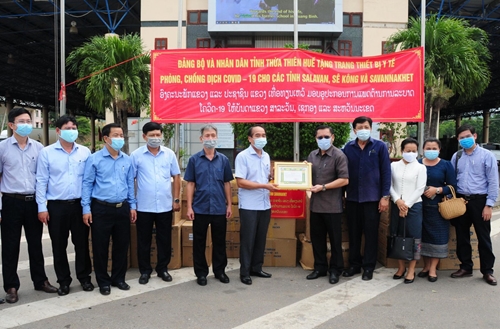 Hue supports medical equipment for 3 provinces of Laos to prevent and combat COVID-19 pandemic