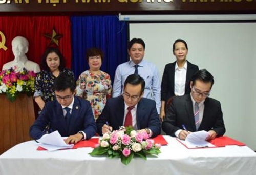 Signing cooperation agreement on foreign affairs between Quang Tri - Hue - Da Nang