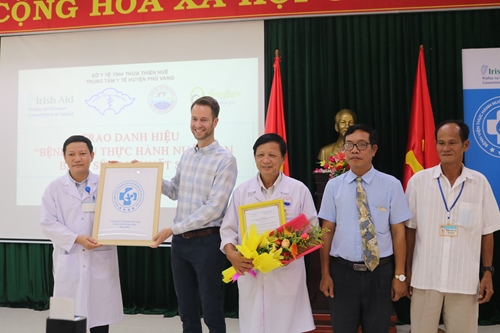 Trung tâm y tế Phú Vang nhận danh hiệu “Bệnh viện thực hành nuôi con bằng sữa mẹ xuất sắc”