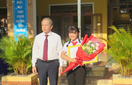Chủ tịch tỉnh tặng bằng khen cho học sinh đạt giải Nhất Cuộc thi Viết thư Quốc tế UPU