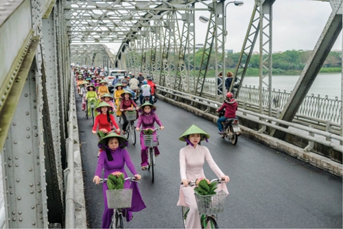 The impression of Hue through the image of ao dai on Truong Tien Bridge