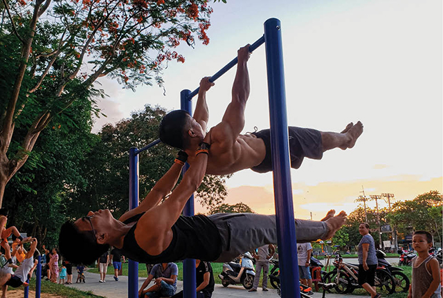 Street workout attracts young people in Hue