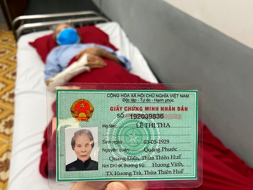Cụ bà 91 tuổi được cấp giấy chứng minh Nhân dân trên giường bệnh