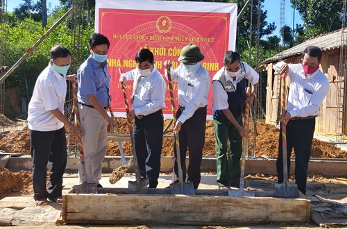 Hỗ trợ xây dựng 2 nhà Nghĩa tình Cựu chiến binh ở Nam Đông