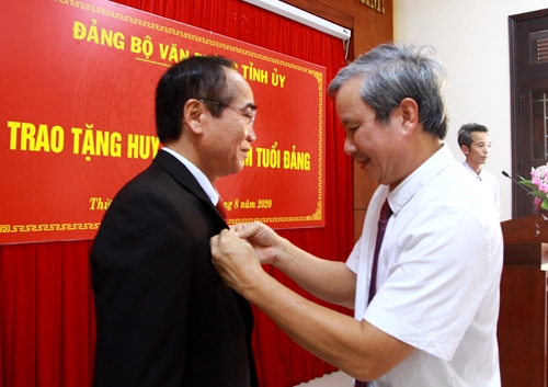 Phó Bí thư Thường trực Tỉnh ủy Bùi Thanh Hà vinh dự nhận Huy hiệu 40 năm tuổi Đảng