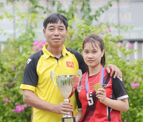 Hai thầy trò bộ môn đá cầu được Thủ tướng Chính phủ tặng Bằng khen