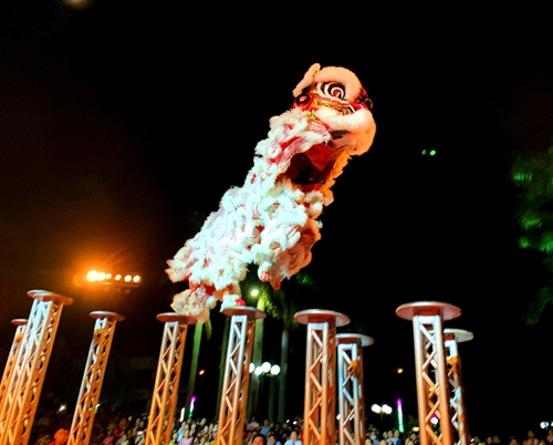 Thousands of people watched the unicorn, lion and dragon dance competition in Huong Thuy