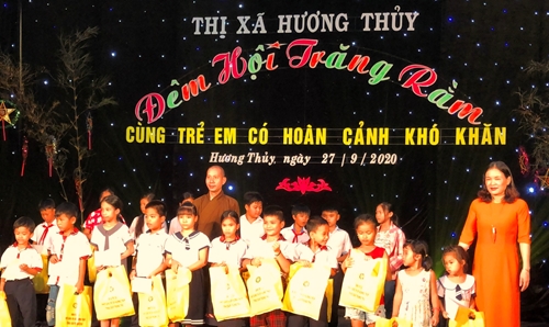 Tổ chức trung thu cho 310 trẻ em khó khăn ở Hương Thủy