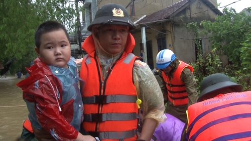 Công an TP Huế di dời các hộ dân khu vực bị ngập lụt đến nơi an toàn