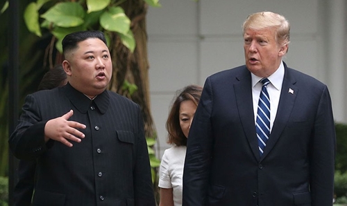 Lãnh đạo Kim Jong-un gửi thư chúc sức khỏe ông Donald Trump