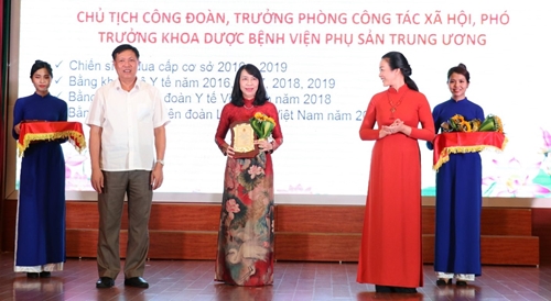 Tập thể nữ Bệnh viện Trung ương Huế nhận Giải thưởng Phụ nữ Việt Nam 2020