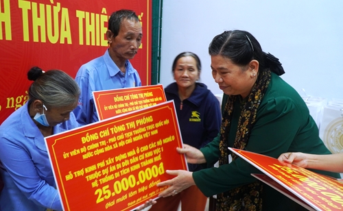 Phó Chủ tịch Thường trực Quốc hội Tòng Thị Phóng tặng quà cho người dân vùng lũ lụt