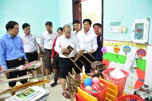 Chairman of the Provincial People s Committee Phan Ngoc Tho checking flood recovery in low-lying areas