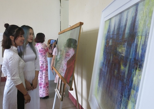 Exhibition of paintings to celebrate Vietnamese Teachers Day