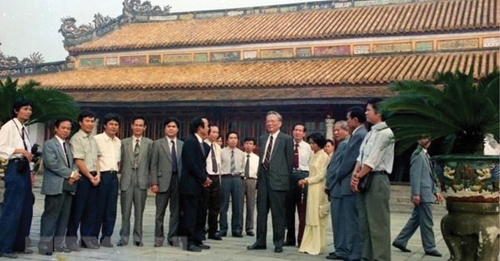 Các thế hệ cựu chiến binh Thừa Thiên Huế với Đại tướng Lê Đức Anh