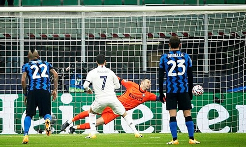 Tội đồ Vidal khiến cửa đi tiếp của Inter hẹp dần