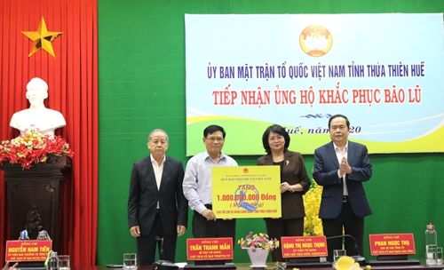 Chủ tịch Ủy ban Trung ương MTTQ Việt Nam và Phó Chủ tịch nước trao quà hỗ trợ khắc phục bão lụt