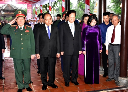 Thủ tướng Chính phủ Nguyễn Xuân Phúc dâng hương tại Nhà văn hoá – Thư viện Đại tướng Lê Đức Anh
