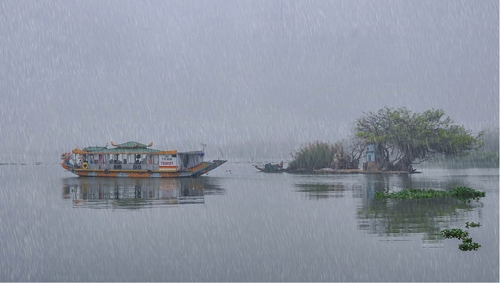 Ngắm sông Hương trong mưa