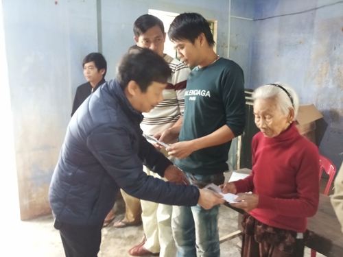 Trao 100 suất quà cho người dân vùng lũ Phong Điền