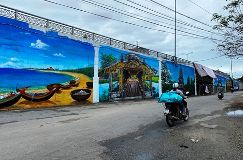 Contemplating Hue through the murals at the foot of Dinh Market Bridge
