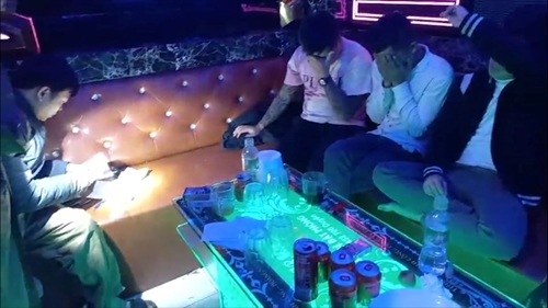 Phát hiện 16 thanh niên nam nữ tổ chức tiệc ma túy trong quán karaoke