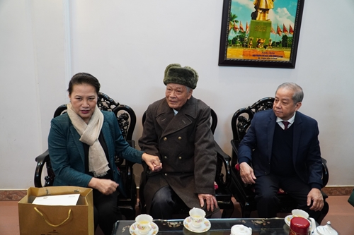 Chủ tịch Quốc hội Nguyễn Thị Kim Ngân thăm các gia đình chính sách