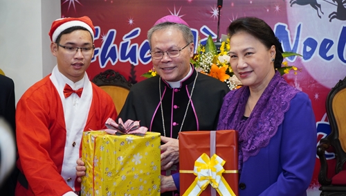 Chủ tịch Quốc hội Nguyễn Thị Kim Ngân chúc mừng Giáng sinh đồng bào giáo dân Huế