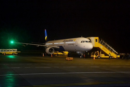 The aircraft of Vietravel Airlines lands for the first time at Phu Bai International Airport