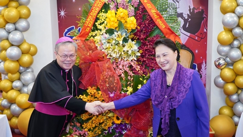 National Assembly Chairwoman Nguyen Thi Kim Ngan extending Christmas greetings to Hue parishioners