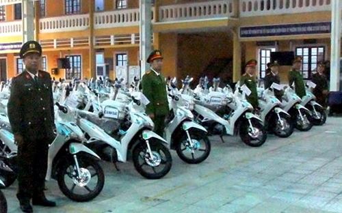 Bàn giao 153 xe mô tô chuyên dụng cho công an xã, thị trấn