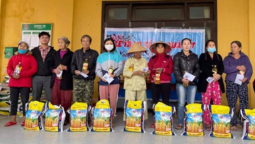 Hơn 200 suất quà tết hỗ trợ người nghèo Phong Điền