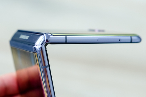 iPhone màn hình gập có thiết kế giống Galaxy Z Flip