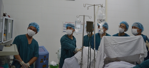 Chuyển giao kỹ thuật nội soi niệu quản ngược dòng tán sỏi bằng laser cho Bệnh viện Phú Vang