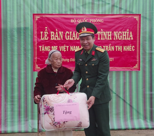 Bàn giao nhà tình nghĩa tặng Mẹ Việt Nam anh hùng Trần Thị Khéc