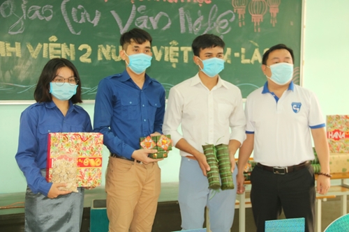 Sẻ chia không khí tết với sinh viên Lào đang ở Huế