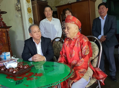 Chủ tịch UBND tỉnh - Phan Ngọc Thọ chúc tết, mừng thọ các cụ trên 100 tuổi