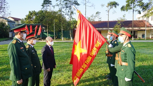 Chủ tịch UBND tỉnh Phan Ngọc Thọ dự lễ chào cờ đầu năm cùng lực lượng vũ trang tỉnh