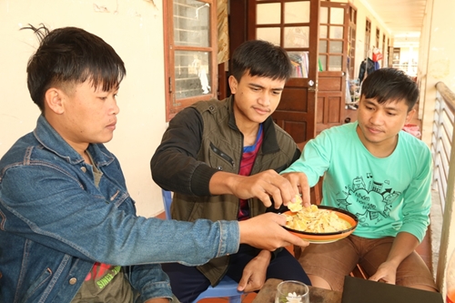 Sinh viên ăn tết xa nhà