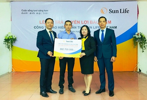 Sun Life Việt Nam chi trả quyền lợi bảo hiểm bệnh hiểm nghèo và hỗ trợ viện phí cho khách hàng