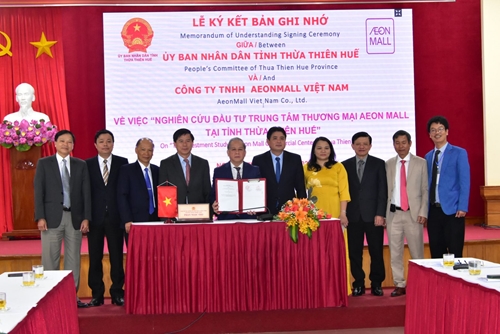 Signing Memorandum of Understanding for investment in Aeon Mall Shopping Center in Hue