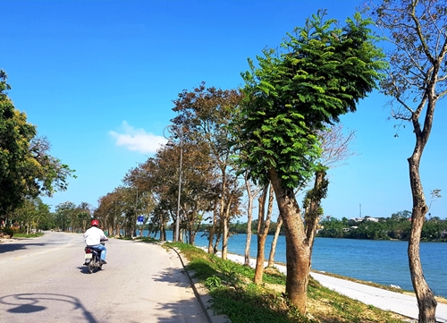 Hình hài đường đi bộ nối dài ven bờ sông Hương