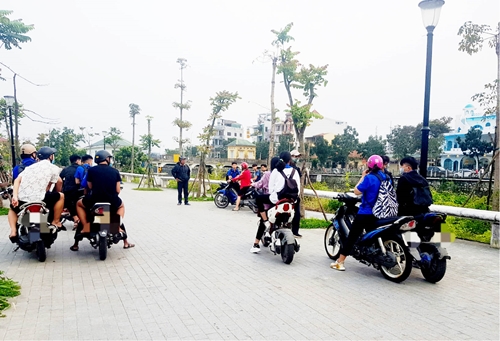 Lao xe máy, rồ ga ở cung đường đi bộ dọc sông Hương