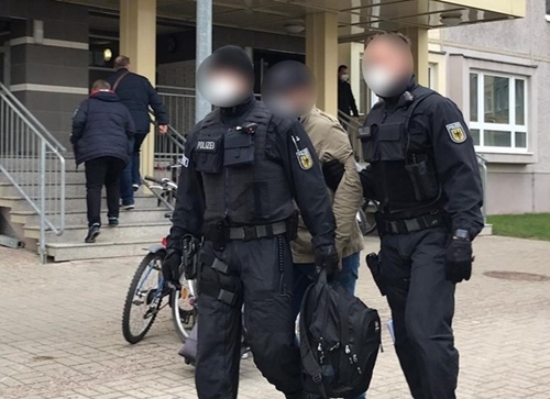 Europol triệt phá băng nhóm buôn lậu người di cư đến Đức