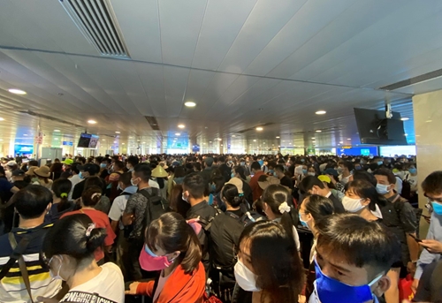 Hành khách nên đến sân bay Tân Sơn Nhất sớm và làm thủ tục trực tuyến trước chuyến bay