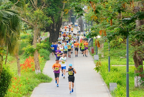 Gần 2 000 người cùng chạy  trải nghiệm sông Hương