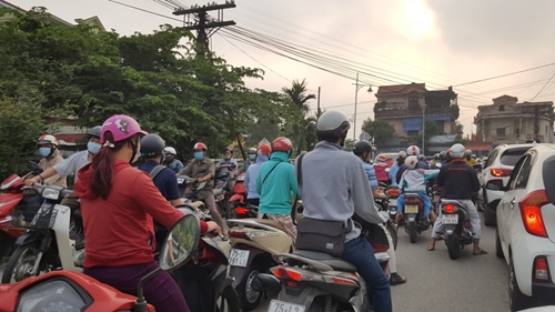 Kẹt xe nghiêm trọng trên đường Tôn Thất Tùng vì thi công cầu Chui